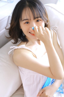 小屁股翘了起来粉嫩的小缝